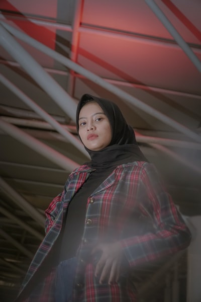 穿着红黑格子外套的女人